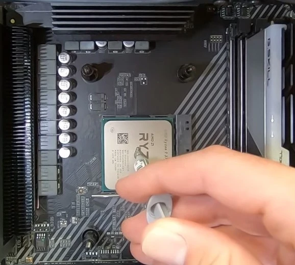 Apply dot Thermal paste